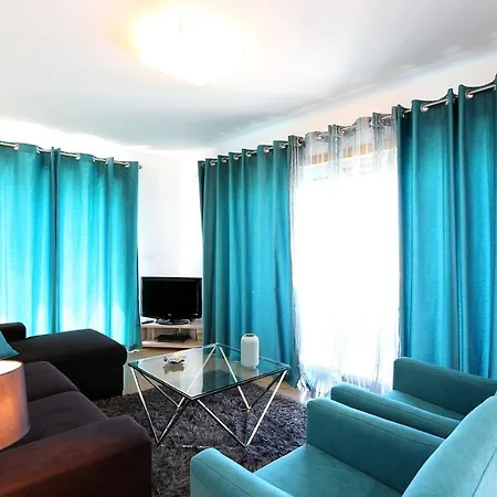 Altido 3-br Flat With Terrace And Rooftop Pool * Nazare